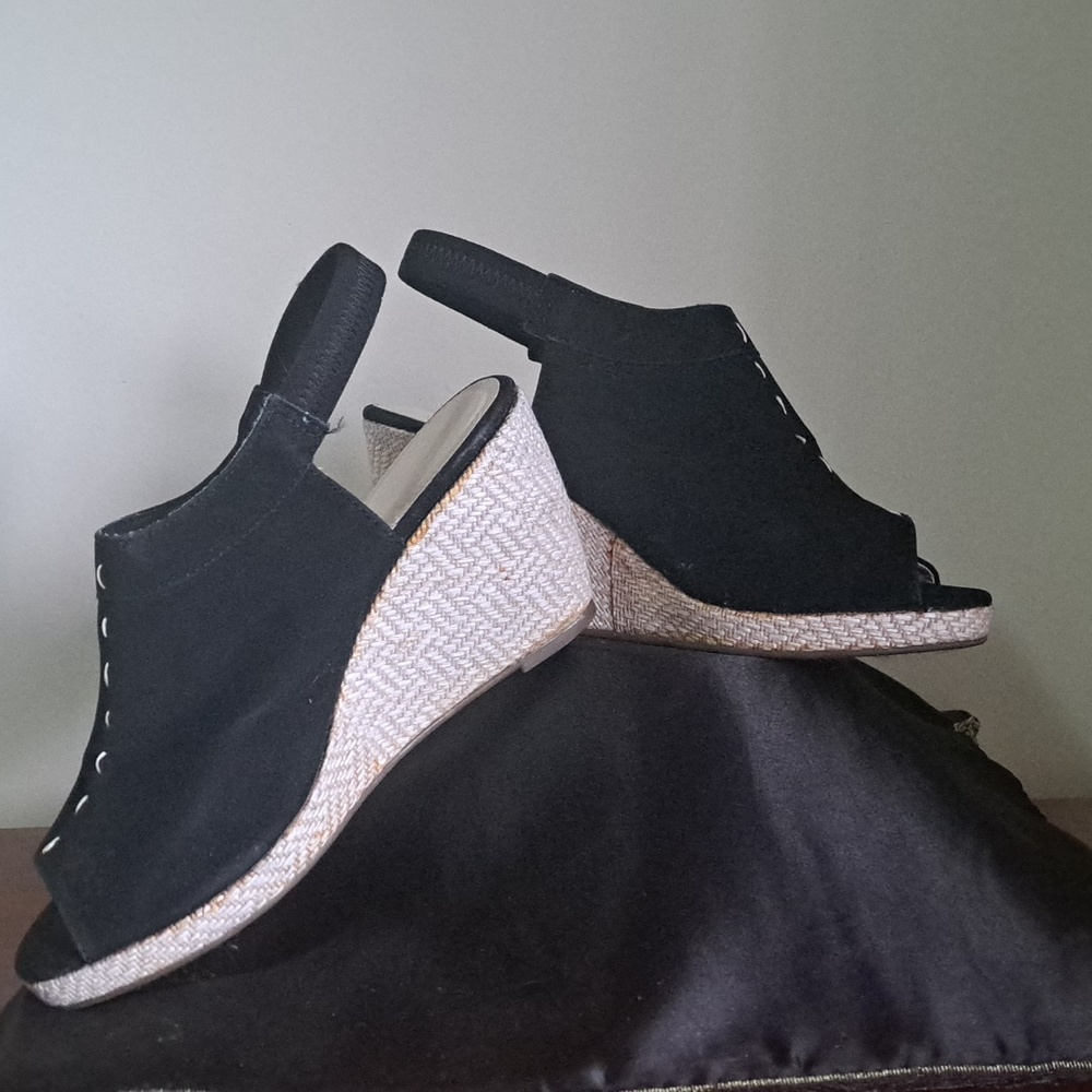 New ✔️Black and tan Medium wedge woman's shoe With pin stripes pattern NBW
